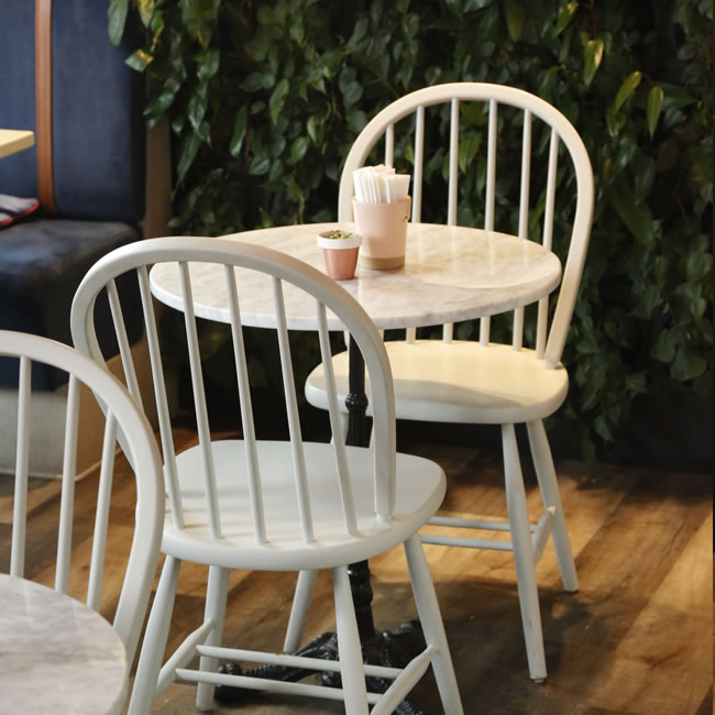 Realzá el ambiente de tu restaurante con nuestras sillas.